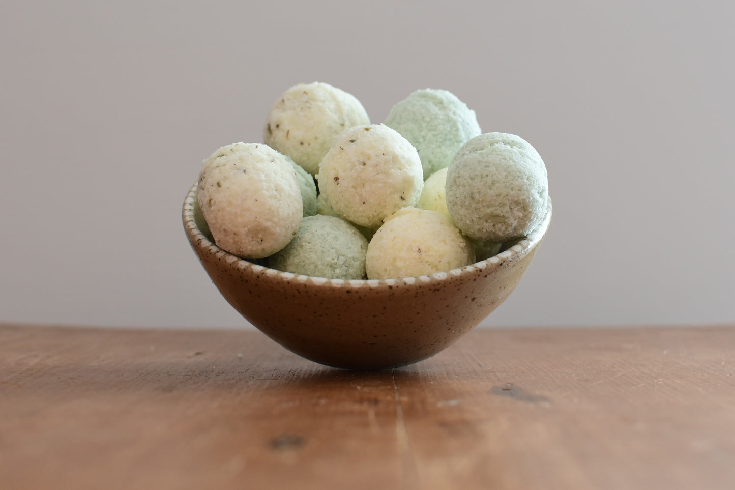 dix bombes de bain dans un bol