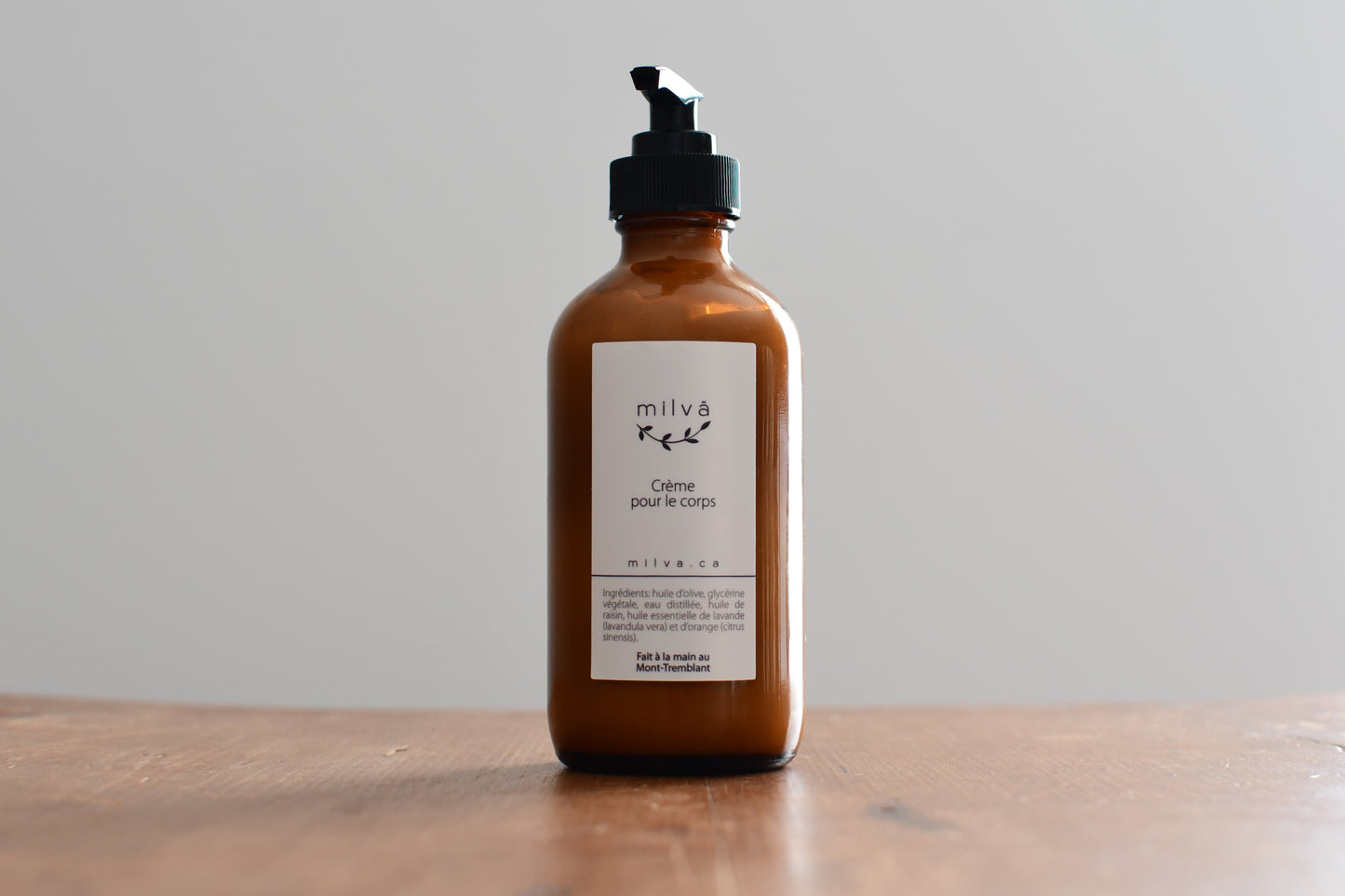 creme corps dans un flacon en plastique muni d'une pompe