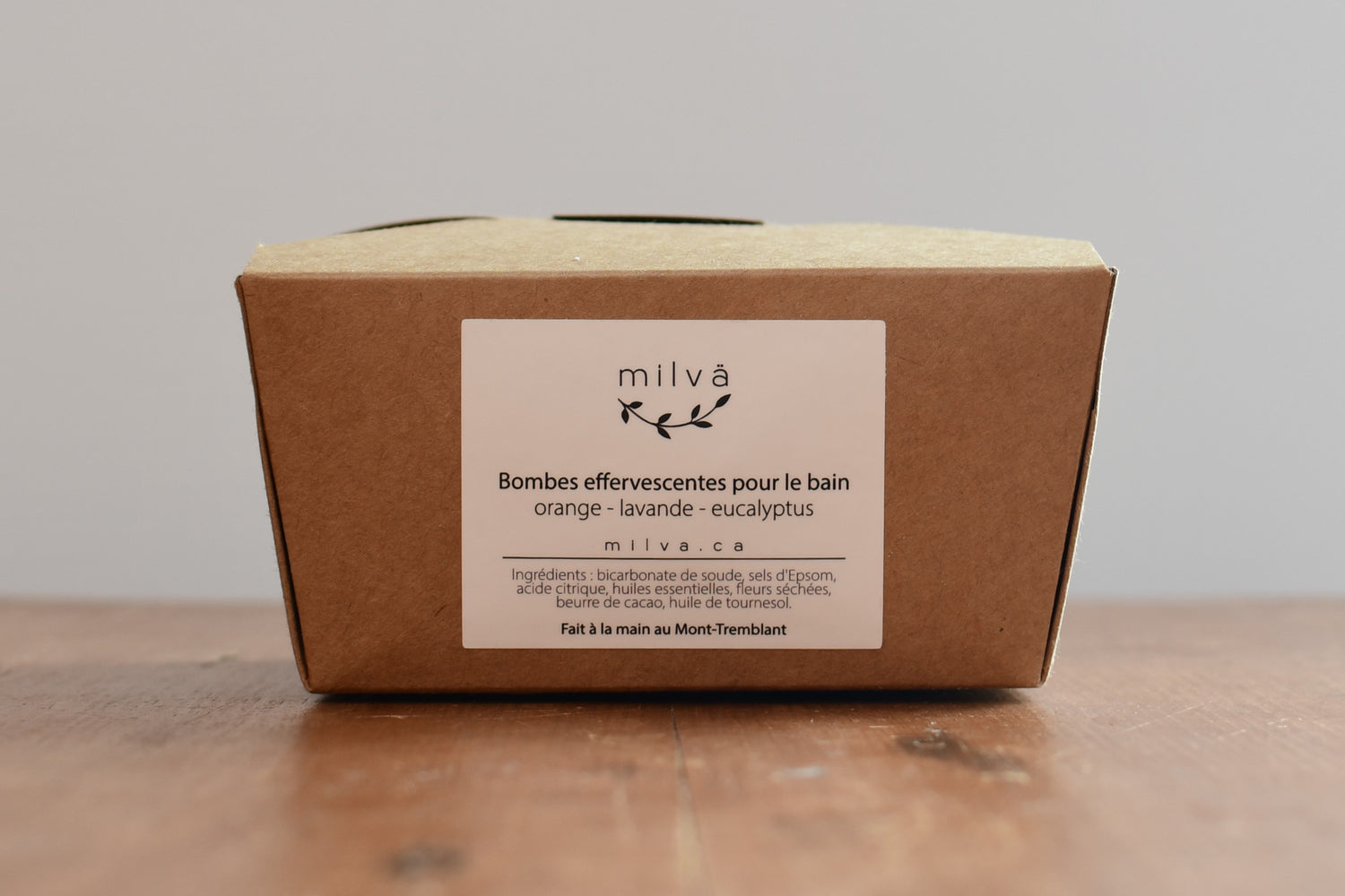 bombes de bain dans une boîte en carton marron