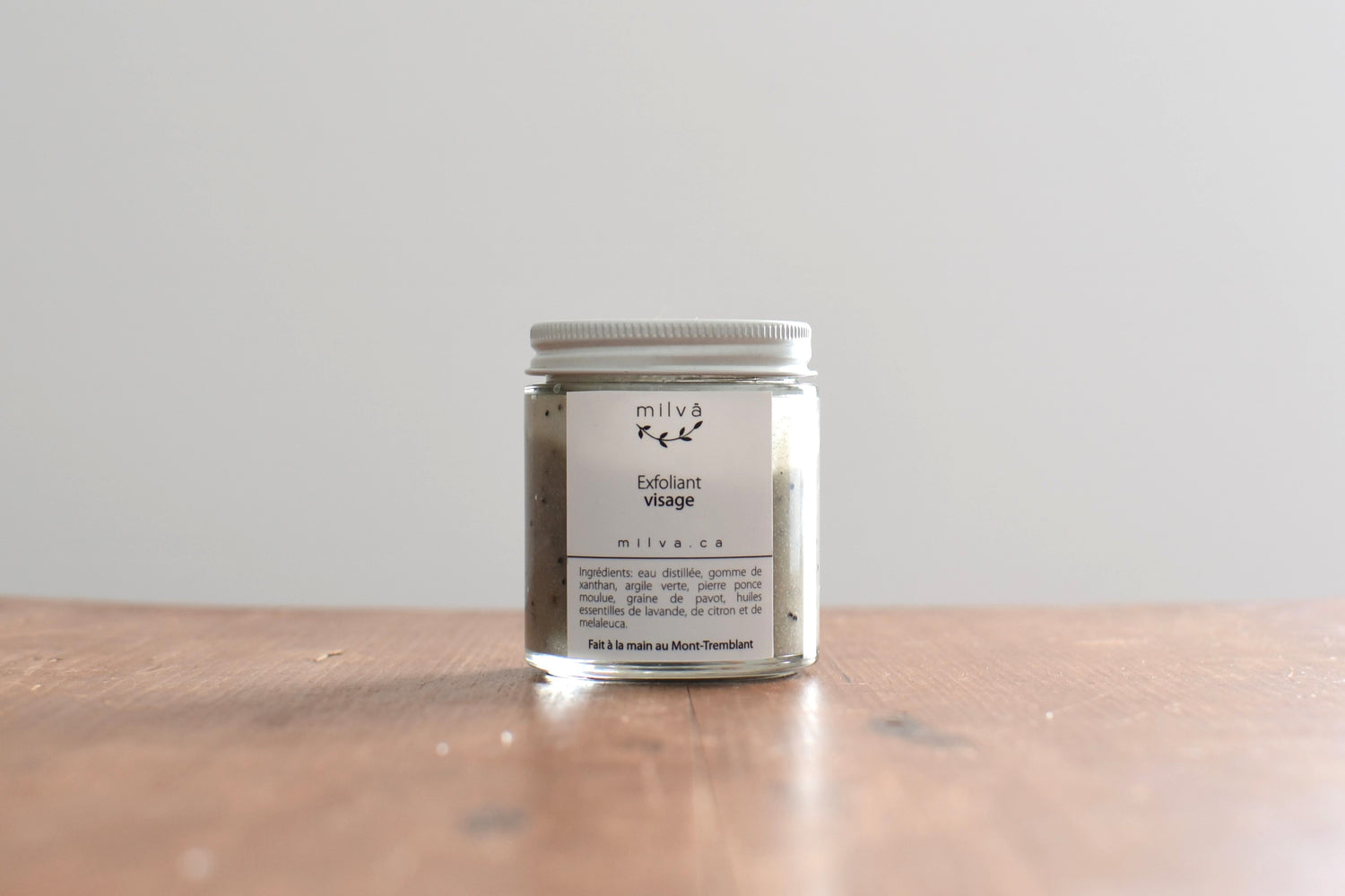 Exfoliant visage dans un pot en verre