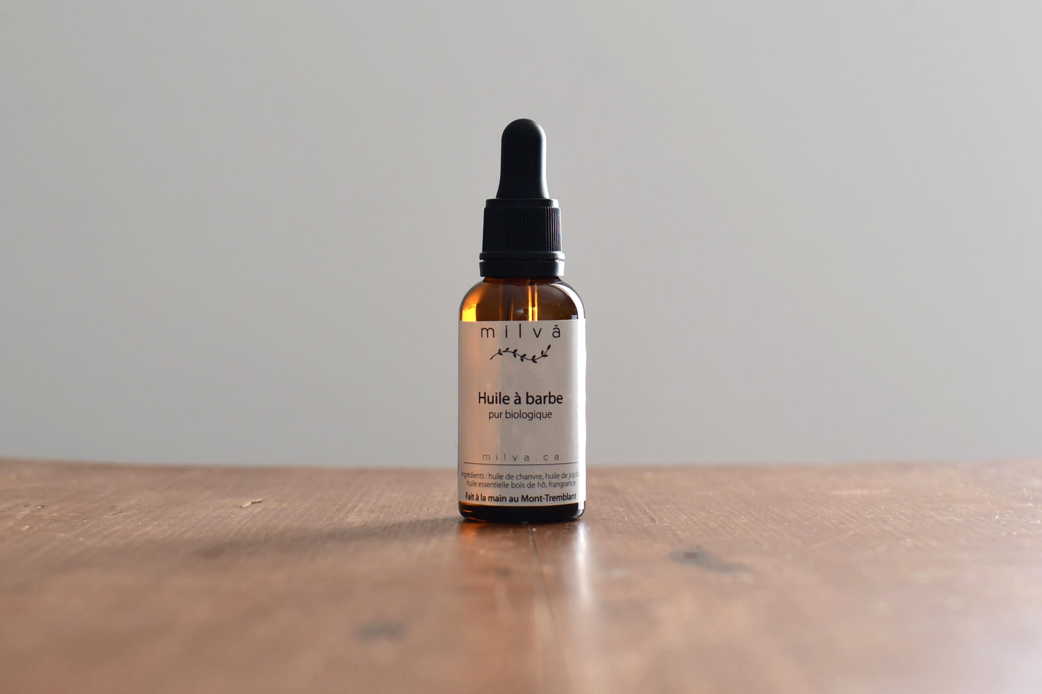 huile à barbe dans un petit flacon en verre avec pitette