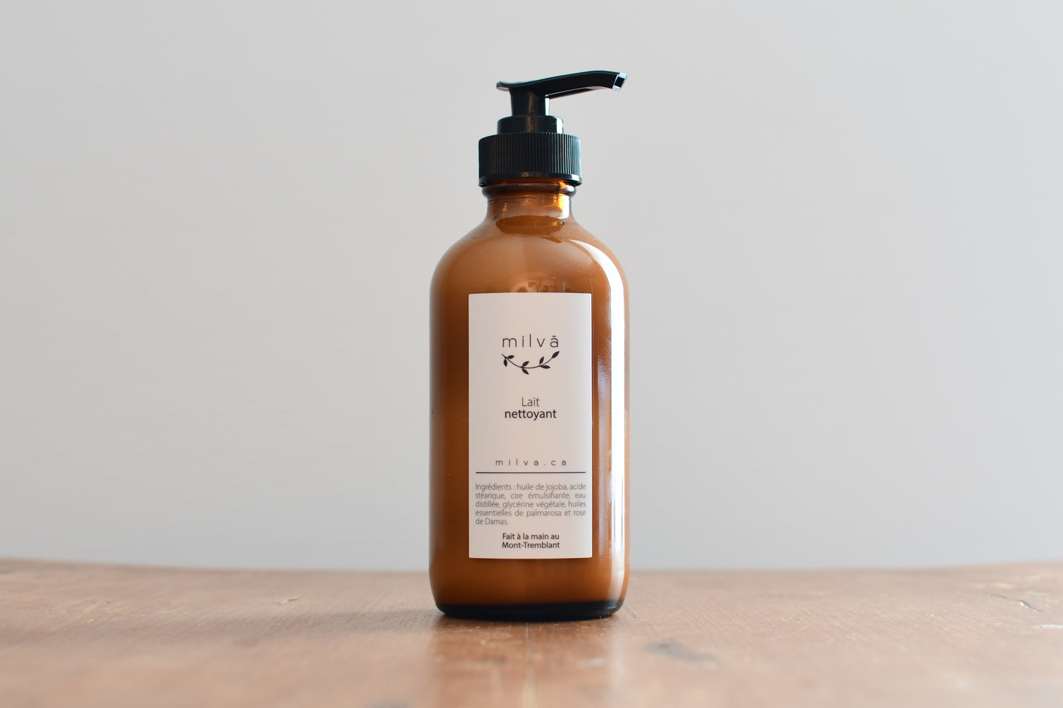 Lait nettoyant dans un biberon en plastique à l'aide d'une pompe