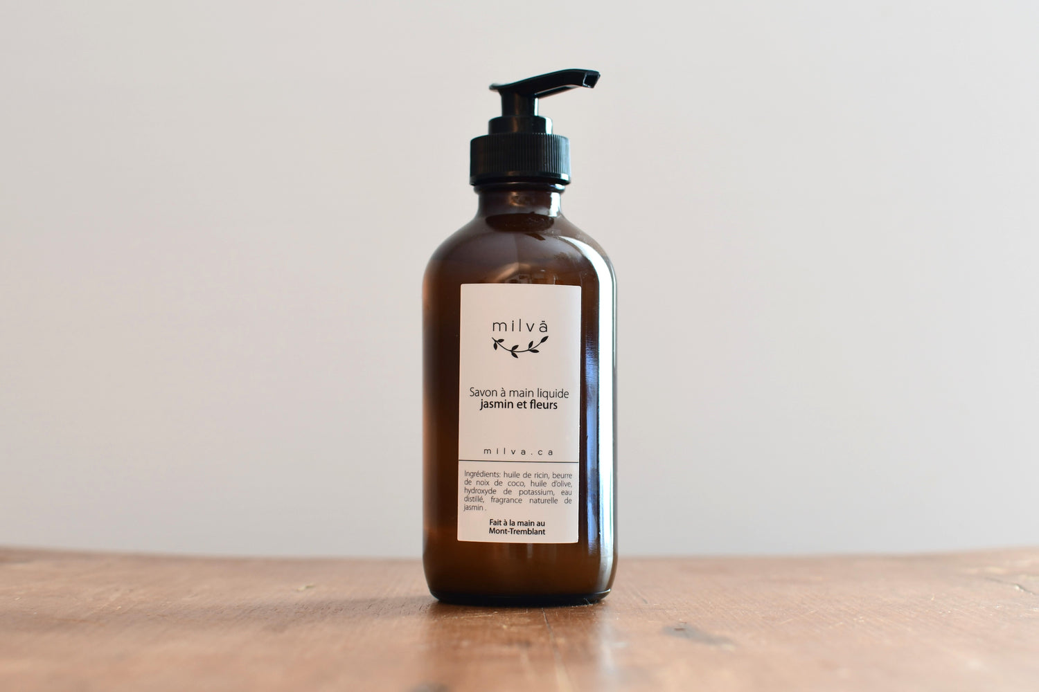 savon à main jasmin dans un flacon en plastique avec une pompe