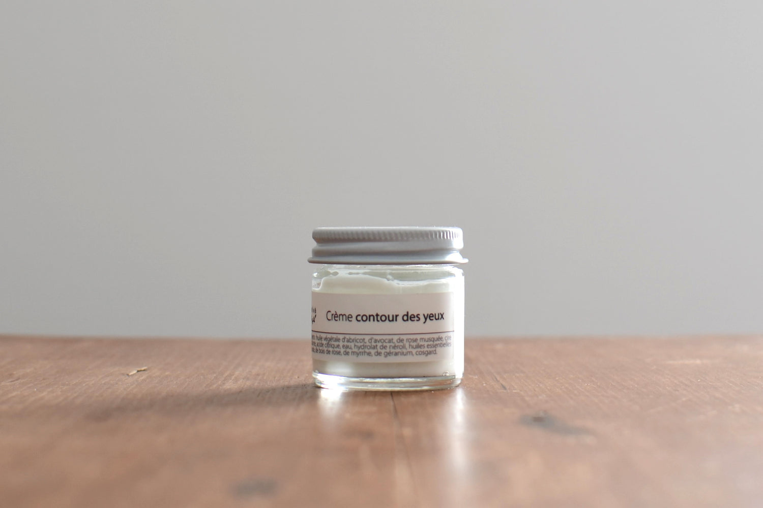 crème pour le contour des yeux dans un petit pot