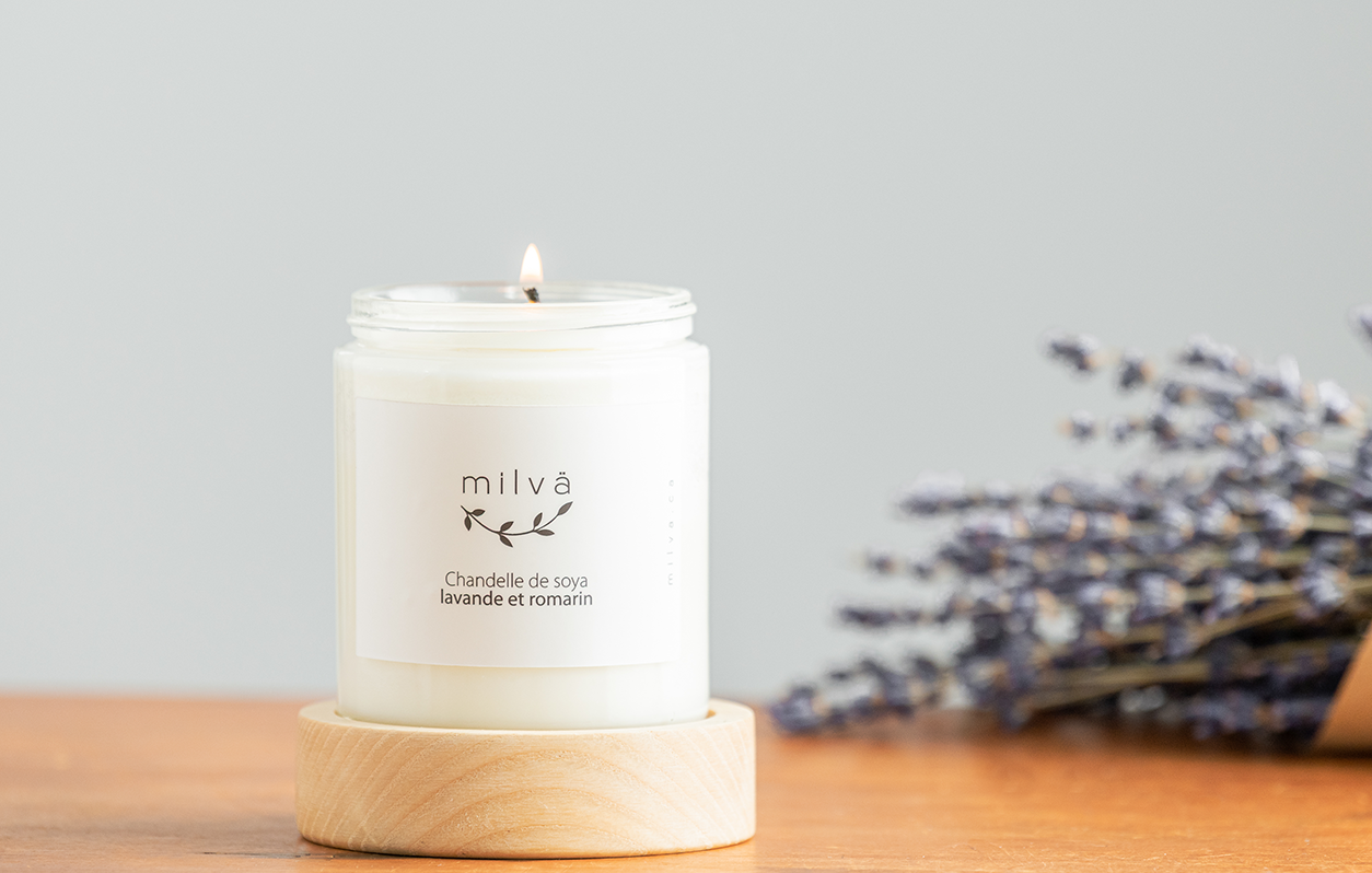 une chandelle de soya allumee