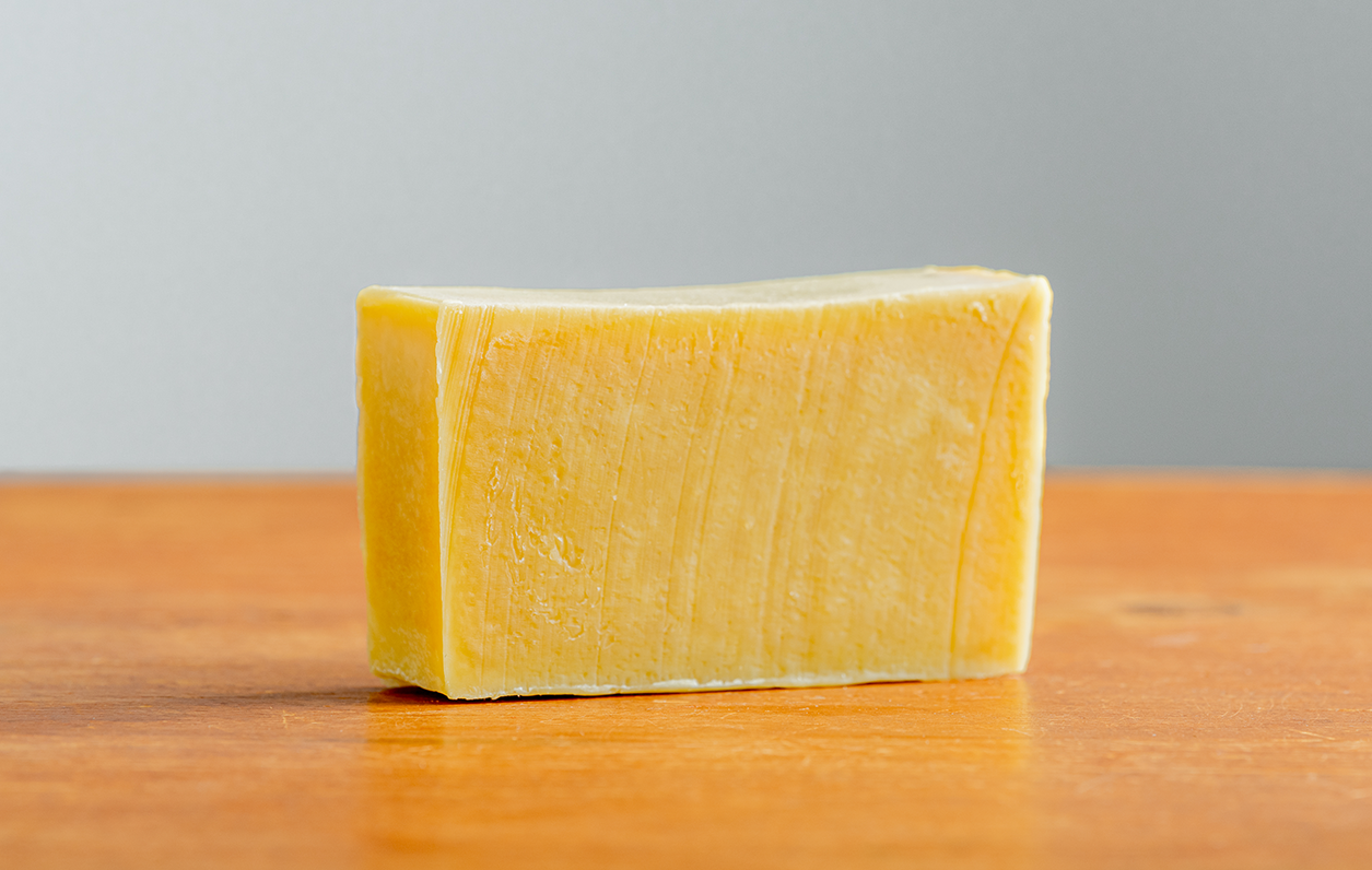 un bloc de savon artisanal Folie de Patchouli