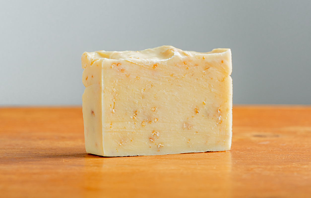 un bloc de savon exfoliant à l'avoine et au miel fait à la main