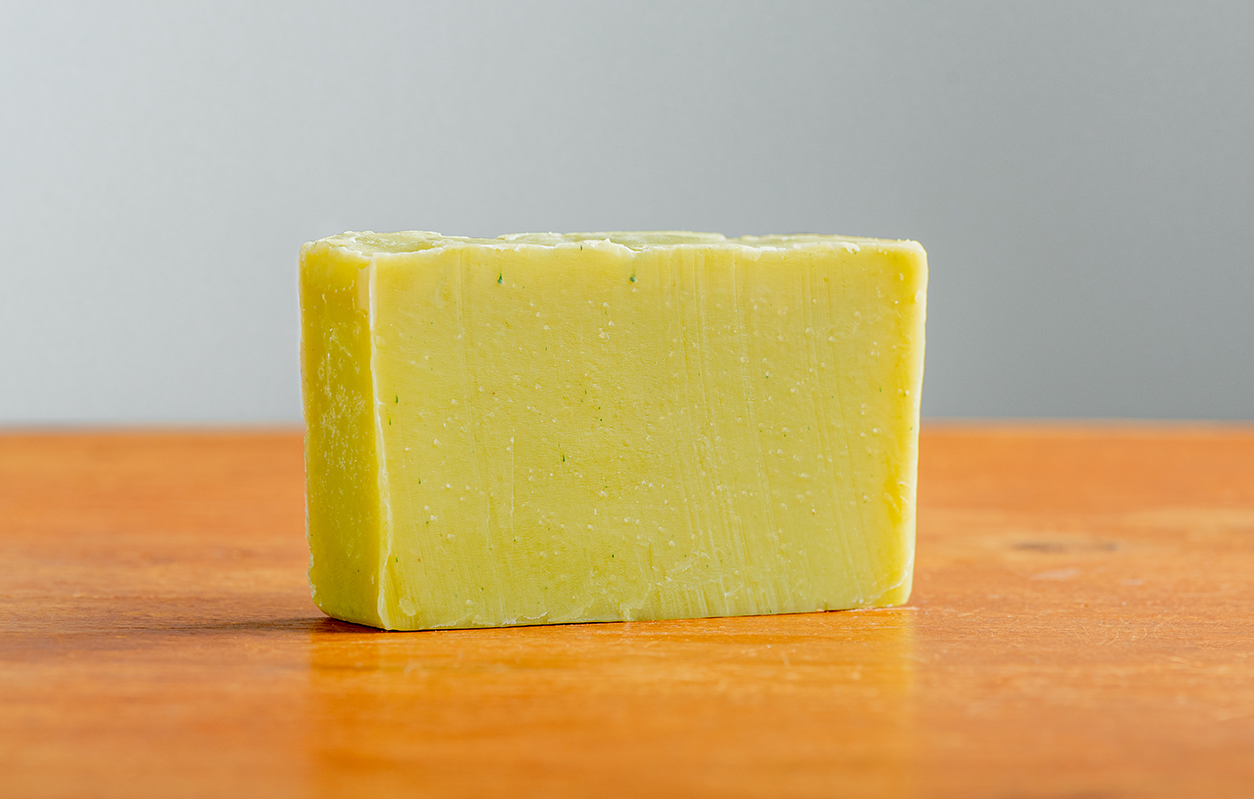 un bloc de savon à la menthe frais fait à la main