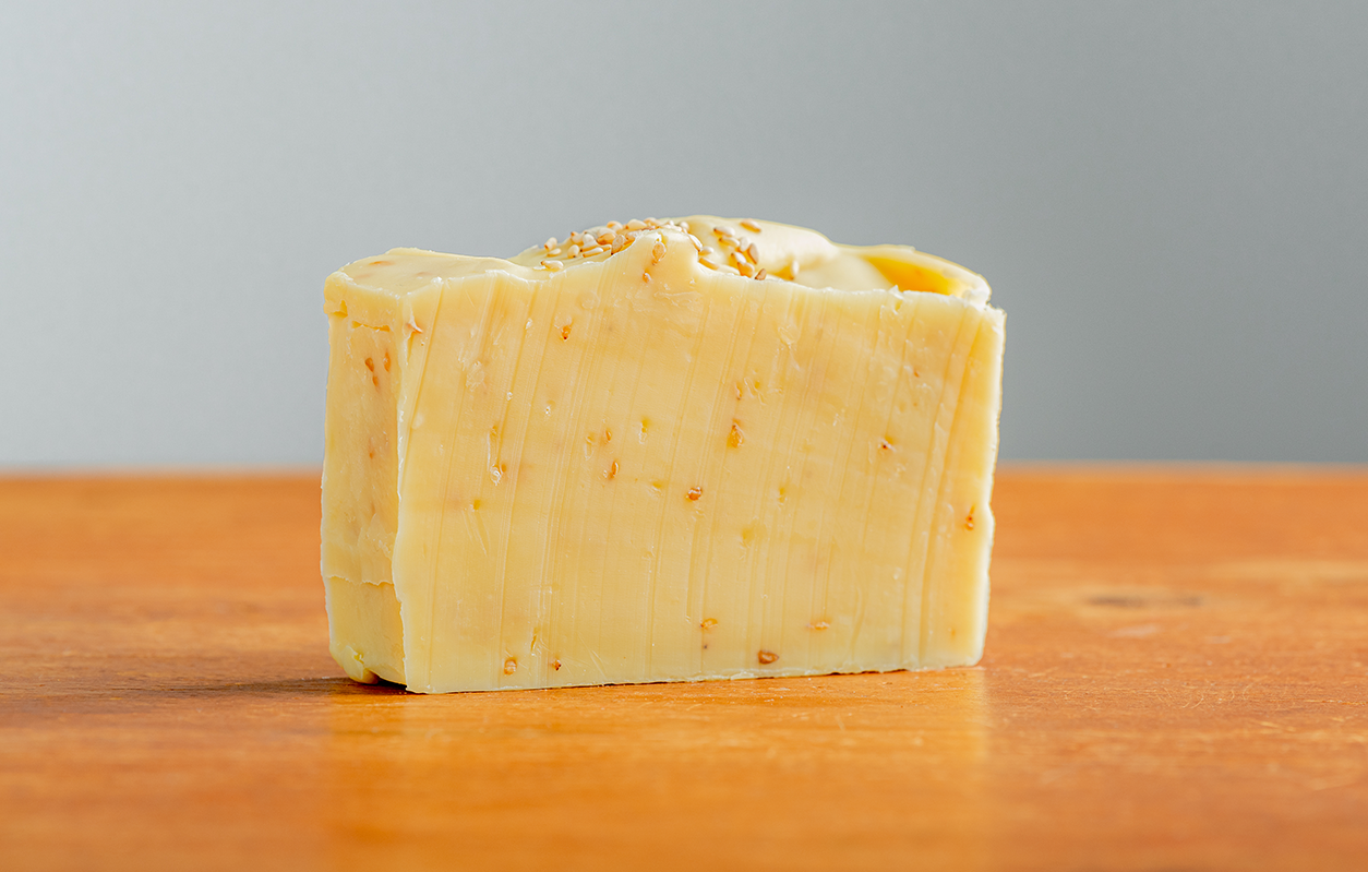 un bloc de savon artisanal au chanvre et au pamplemousse