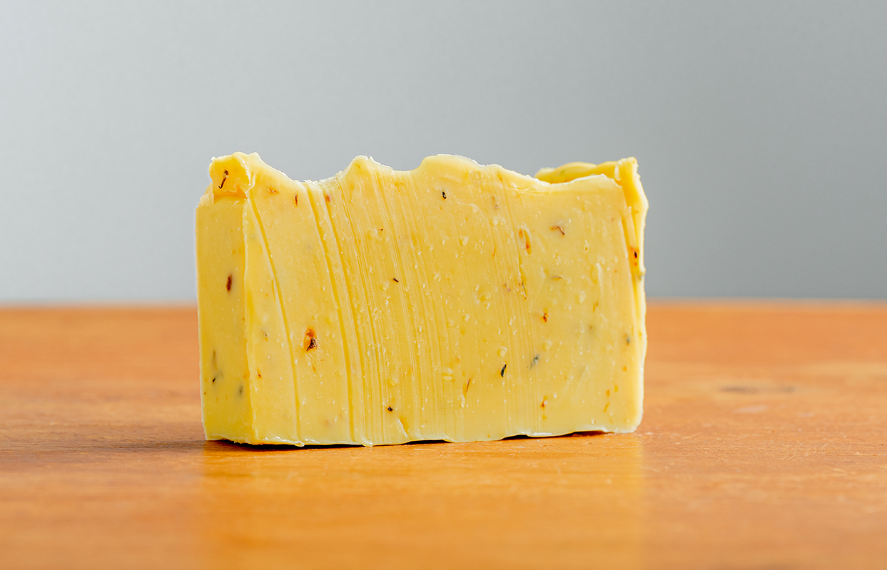 un bloc de savon à la lavande fait à la main